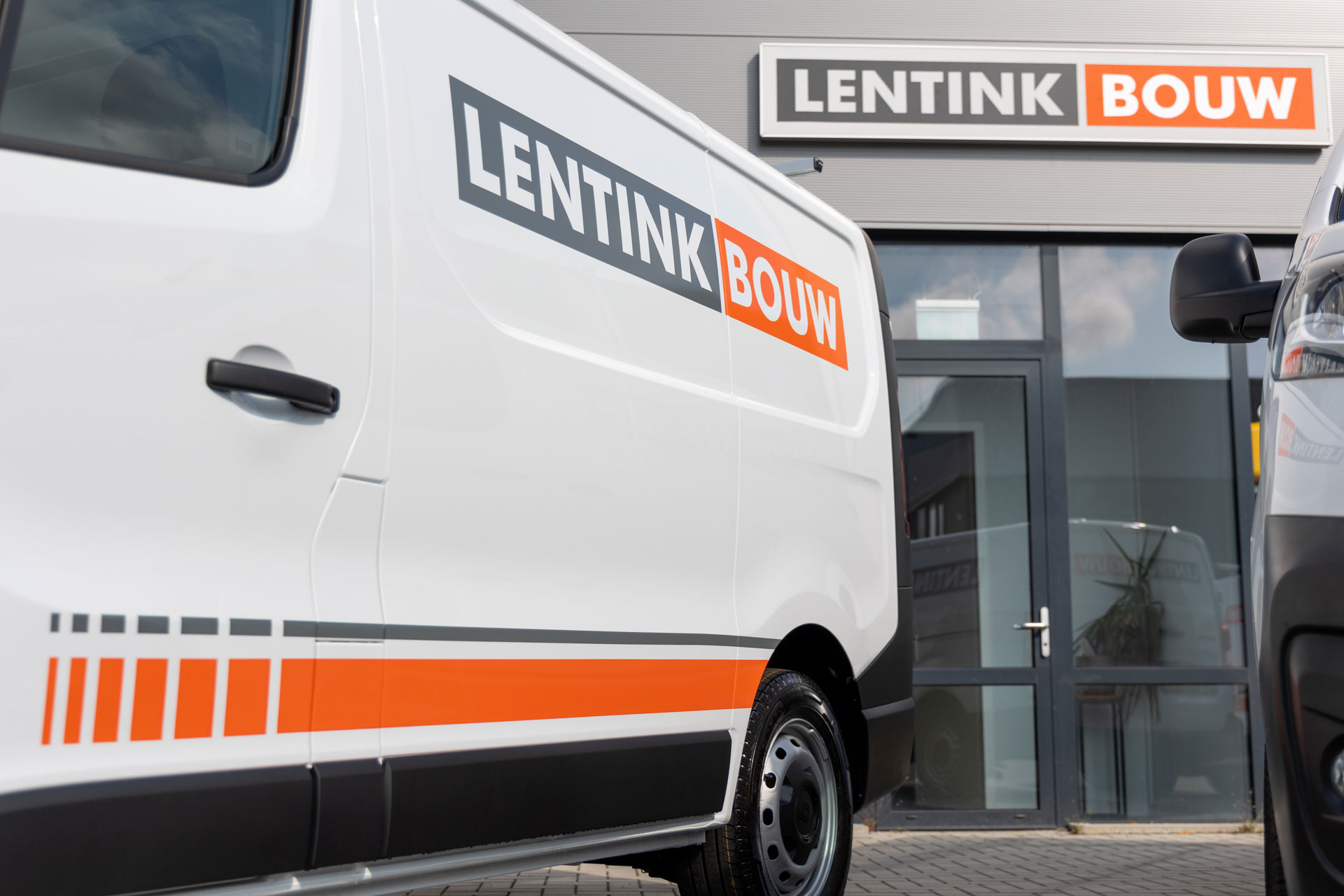 Lentink Bouw nieuwe Renault bus voor pand